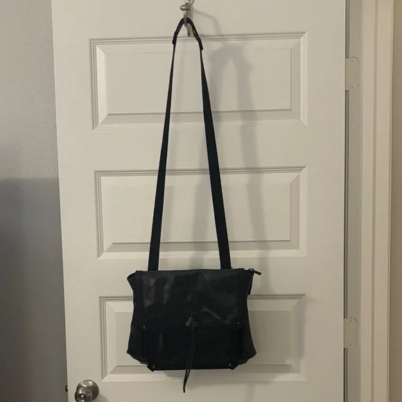 The Sak Black Ventura Convertible distressed leather backpack crossbody NWOT - Picture 3 of 16